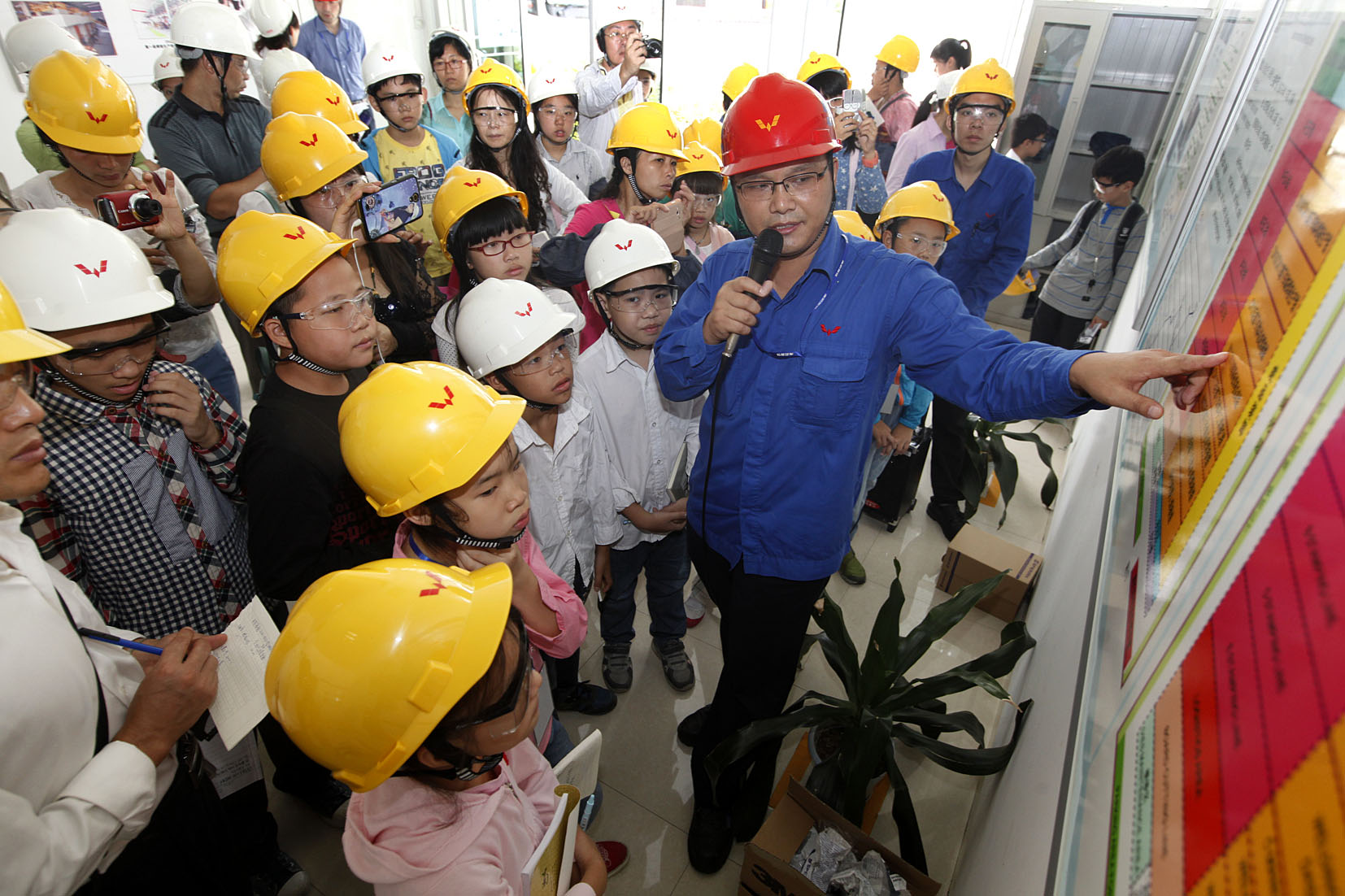 1xBET员工向幼记者们介绍冲焊件厂发展情况